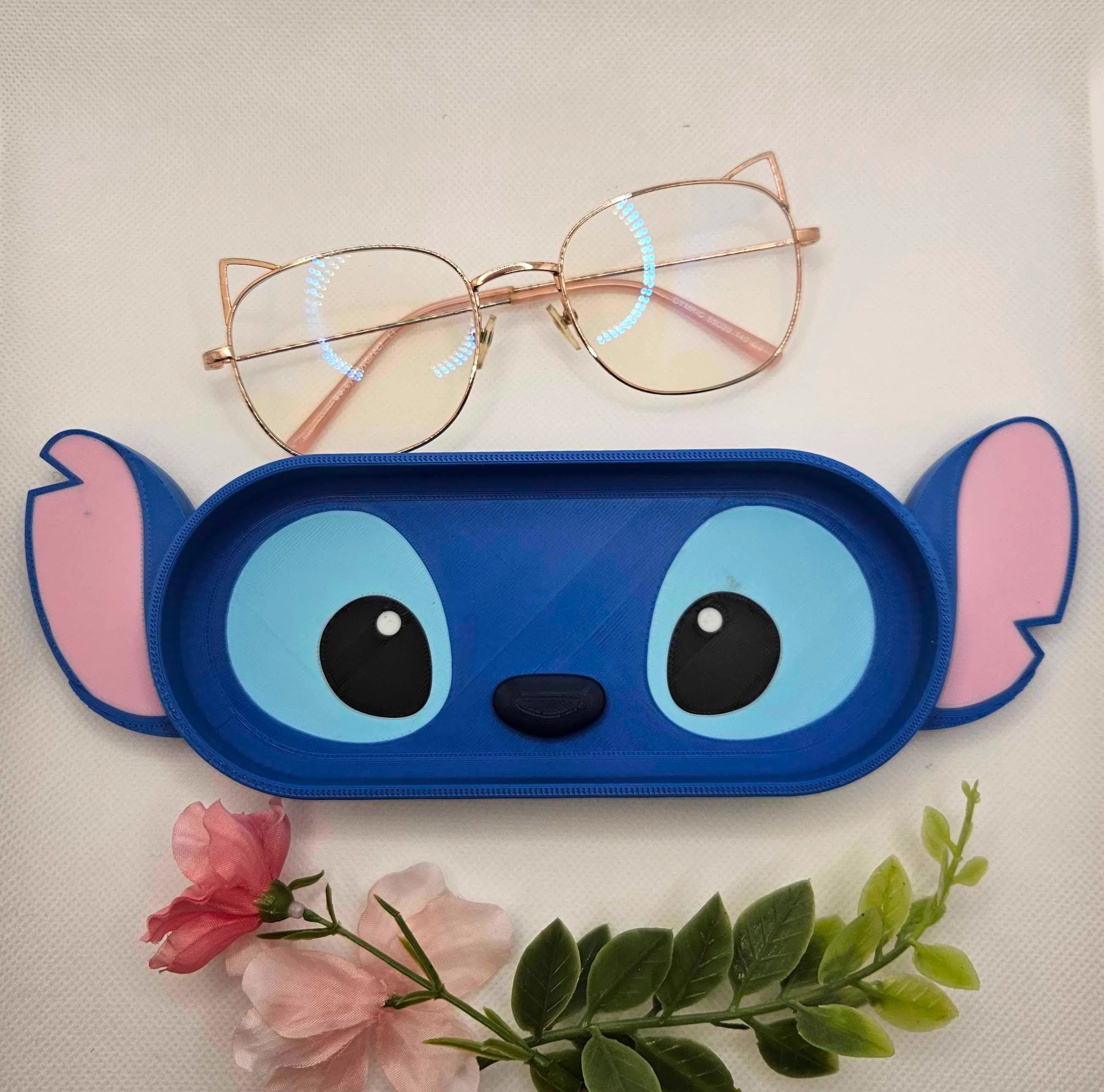 Stitch glasses holder