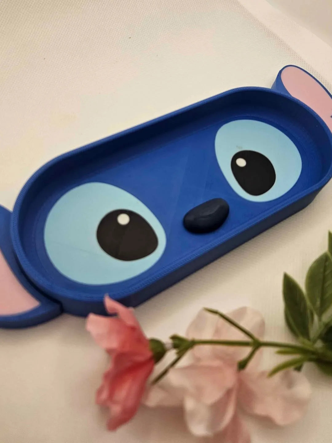 Stitch glasses holder