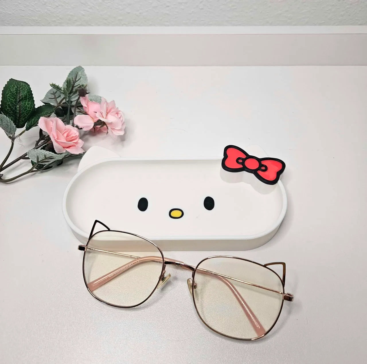 Hello kitty glasses holder
