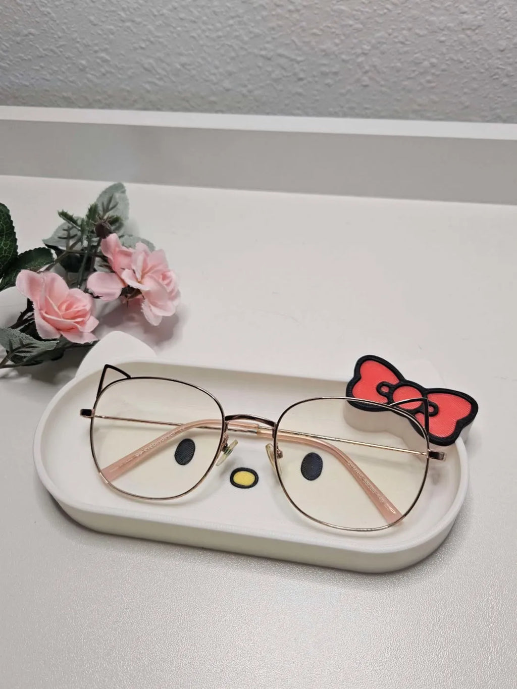 Hello kitty glasses holder