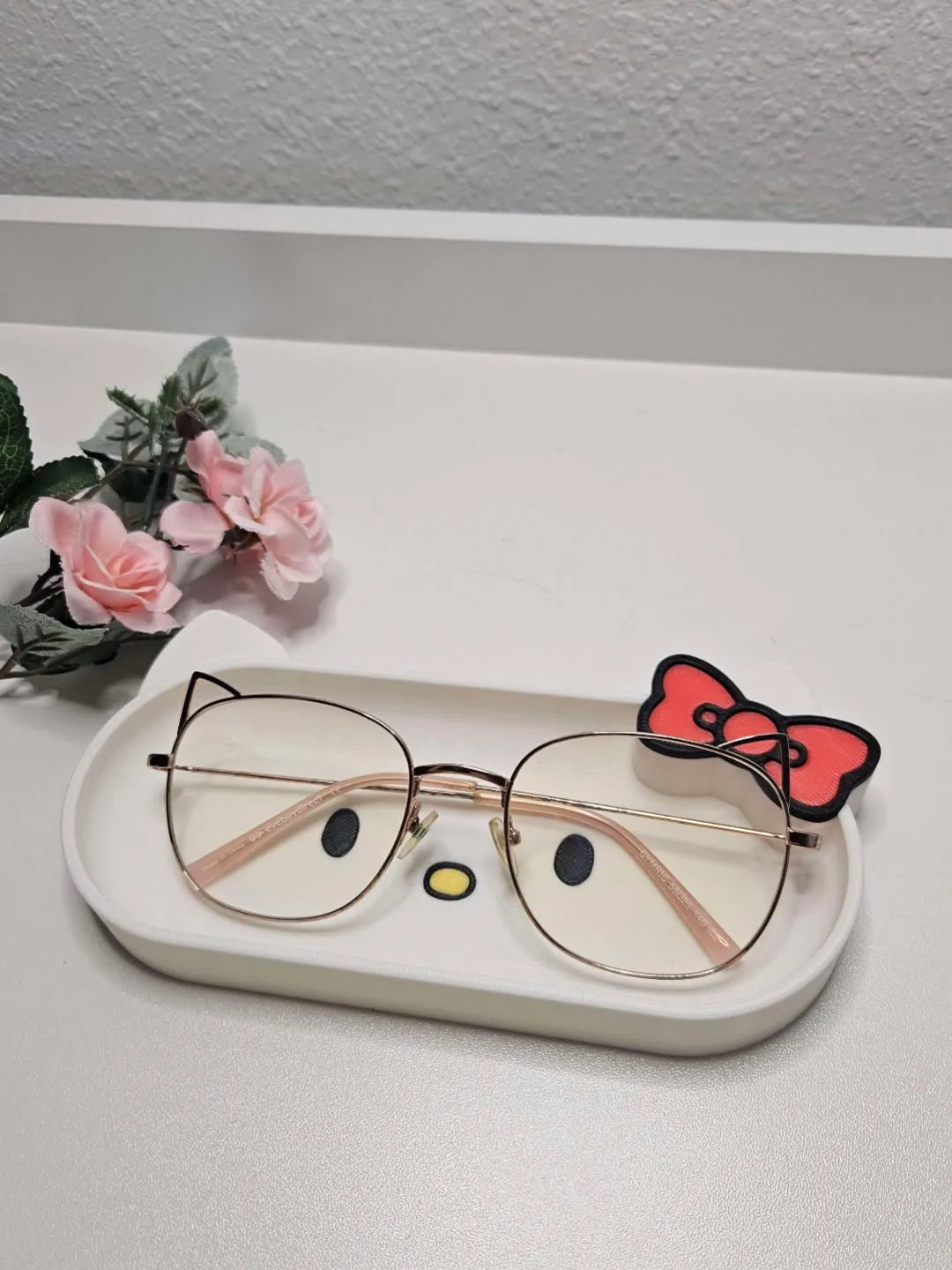 Hello kitty glasses holder