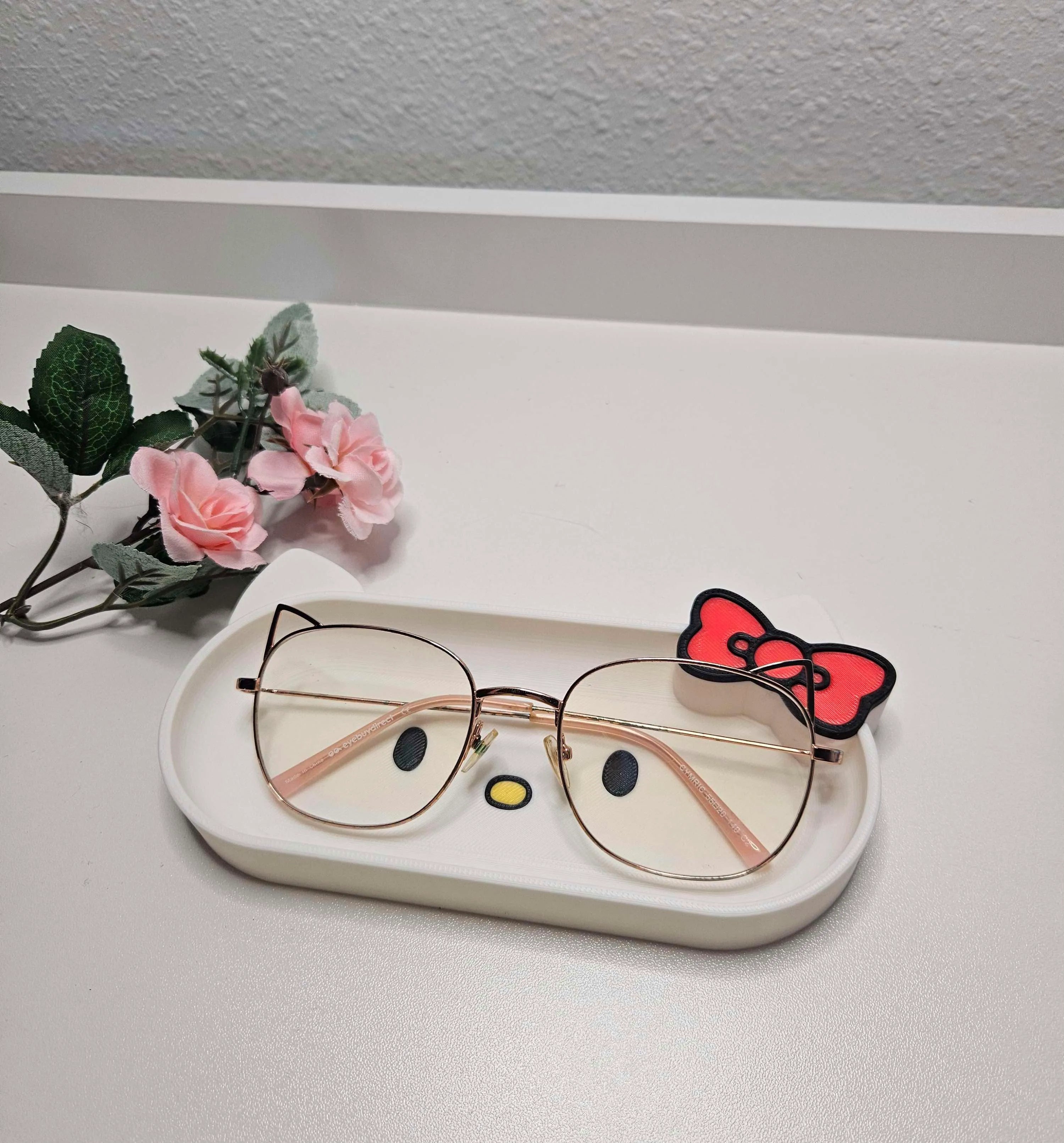 Hello kitty glasses holder