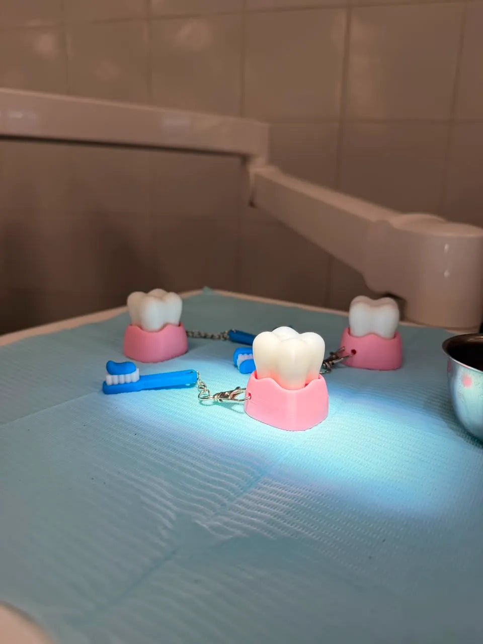Tooth with brush clicker