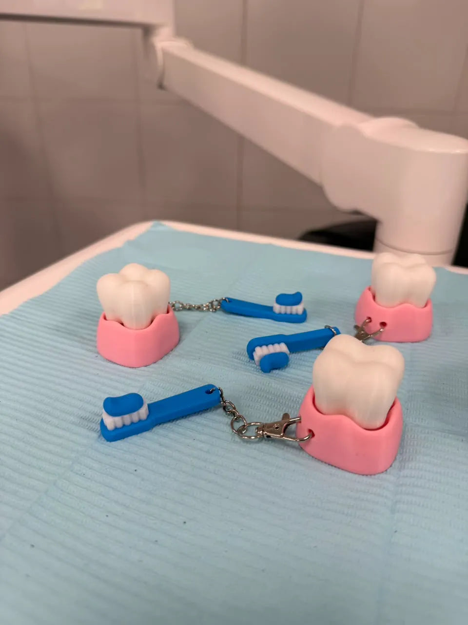 Tooth with brush clicker
