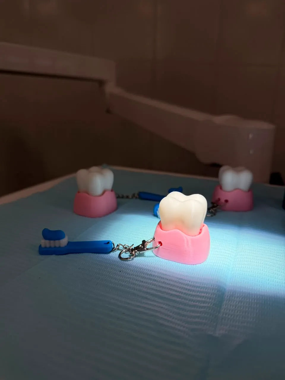 Tooth with brush clicker