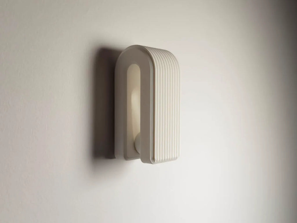 Self locking towel hanger