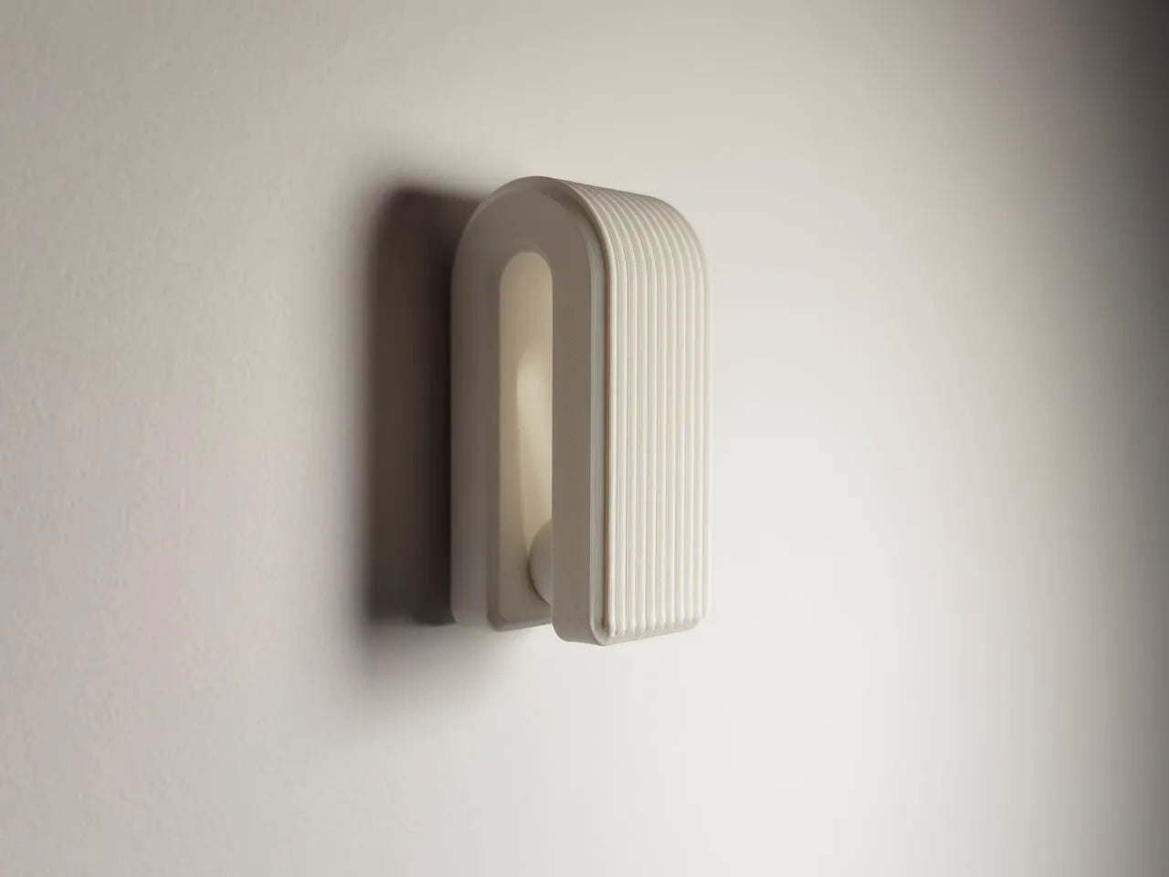 Self locking towel hanger