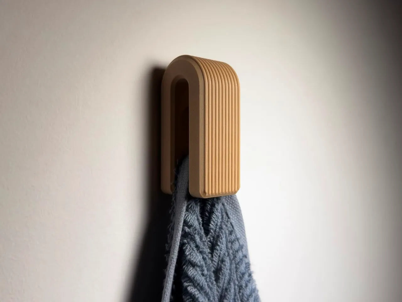 Self locking towel hanger