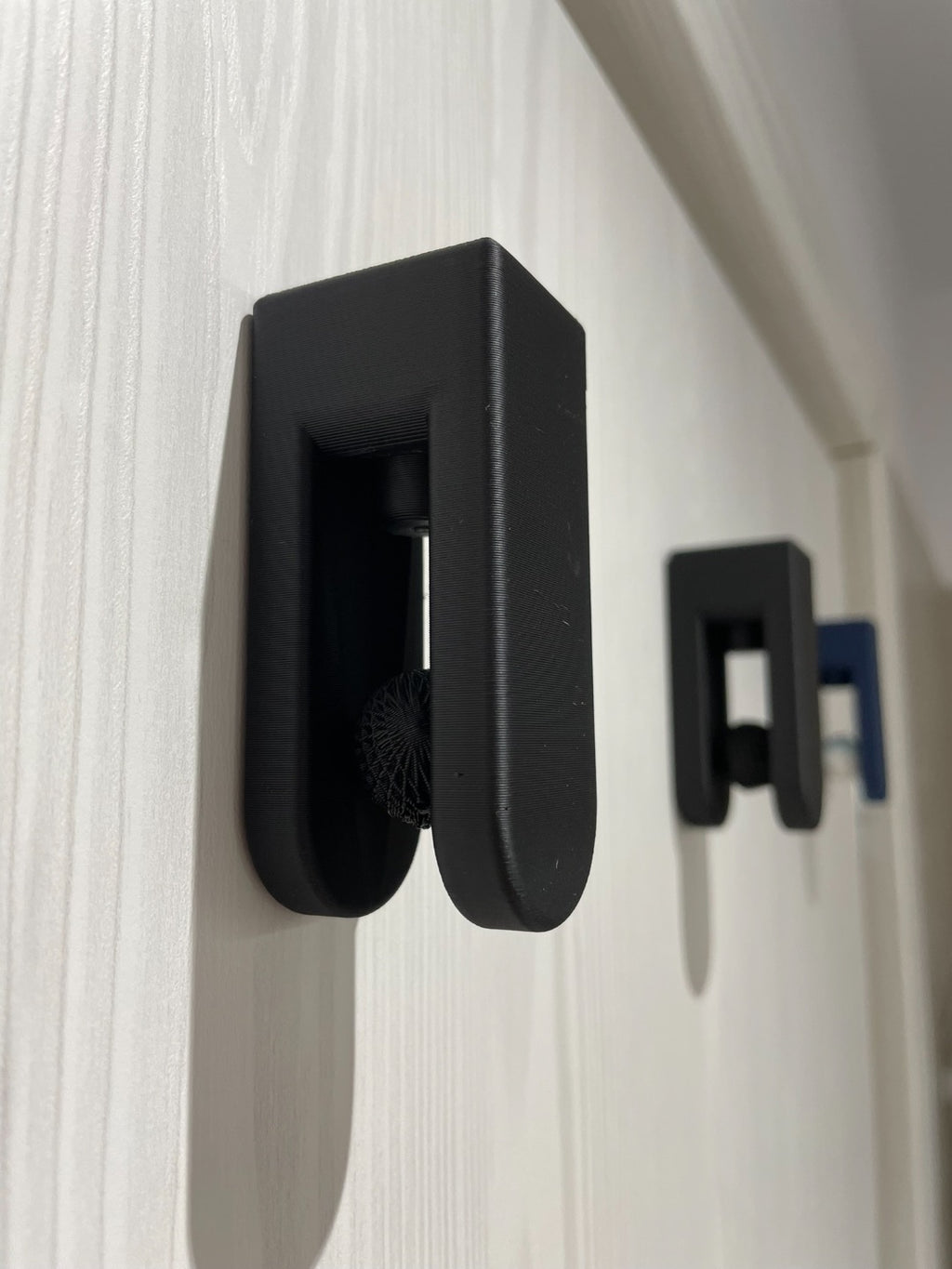 Auto-Lock Hanger